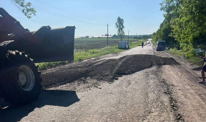 В Харьковской области жители самостоятельно отремонтировали разбитую дорогу, по которой не могли проехать маршрутки и "скорые"