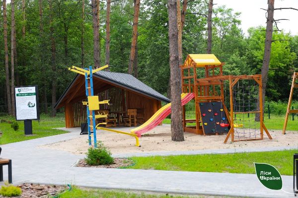В лесах Харьковской области сделали зоны отдыха с беседками и туалетами (фото)