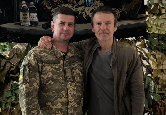 Лідер "Океану Ельзи" приїхав до Харкова: відвідав військових і похвалив харківську каву