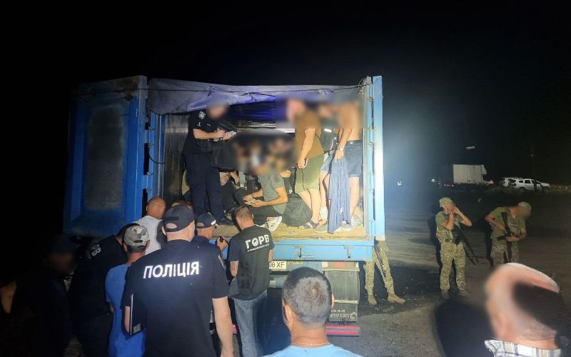 Чоловіки з Харкова намагалися прорватися за кордон у кузові зерновоза (фото)