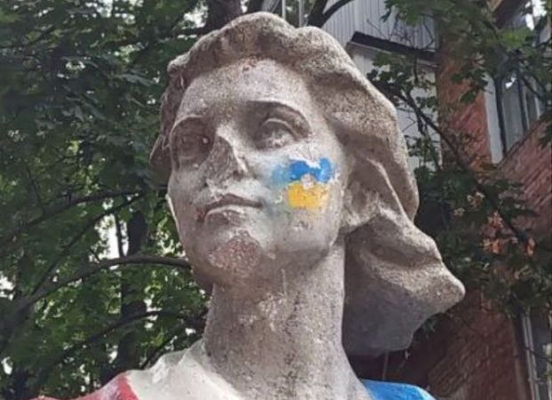 В Харькове повредили советский памятник (фото)