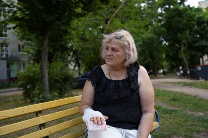 Росіяни розстріляли чоловіка жительки Вовчанська та її тітку в інвалідному візку, а саму жінку взяли в полон