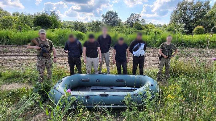 Харків'янин заплатив тисячі доларів за спробу переплисти Тису на надувному човні (відео)