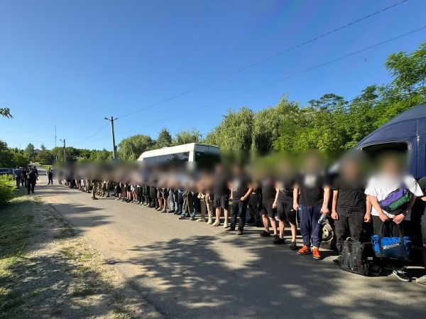 Харьковчане пытались прорваться за границу в кортеже из четырех микроавтобусов