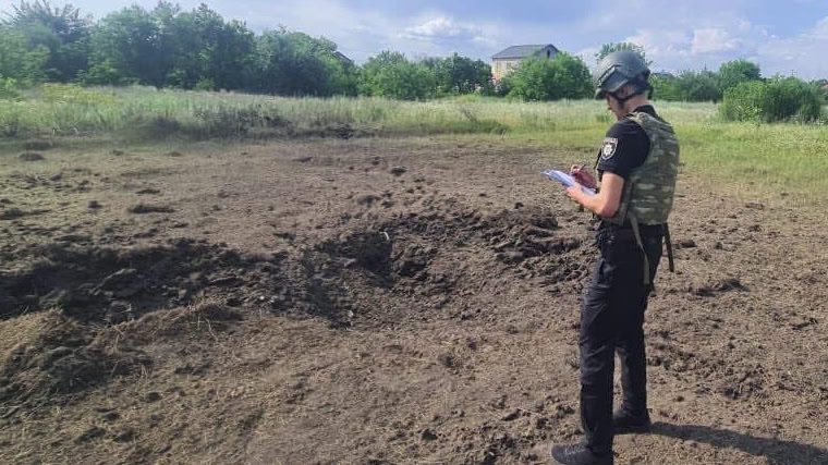 РФ скинула авіабомбу на передмістя Харкова: загинула жінка, яка була на городі
