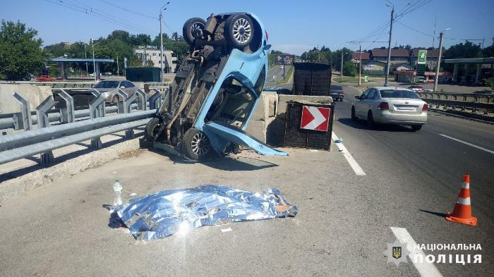 Fiat врезался в бетонные блоки в Харькове: водитель погиб (фото)