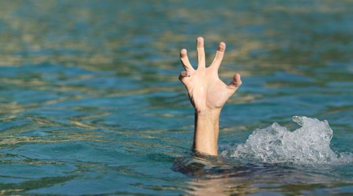 Из воды поднимается рука тонущего человека