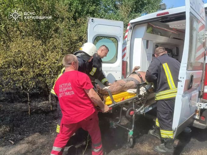 Под Харьковом мужчина чуть не сгорел заживо, пытаясь потушить сухую траву