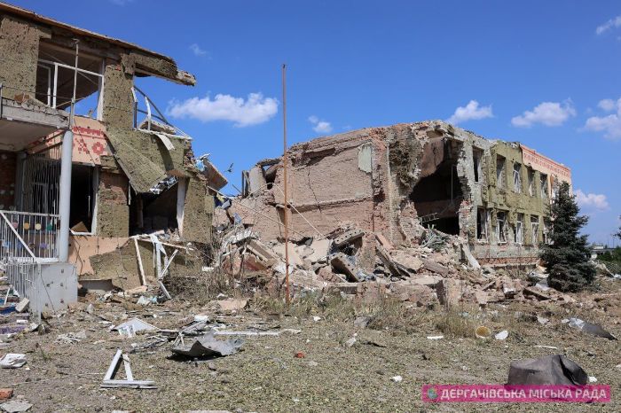 Власти опровергли свое заявление о применении РФ в Харковской области ФАБ-3000: фото последствий удара