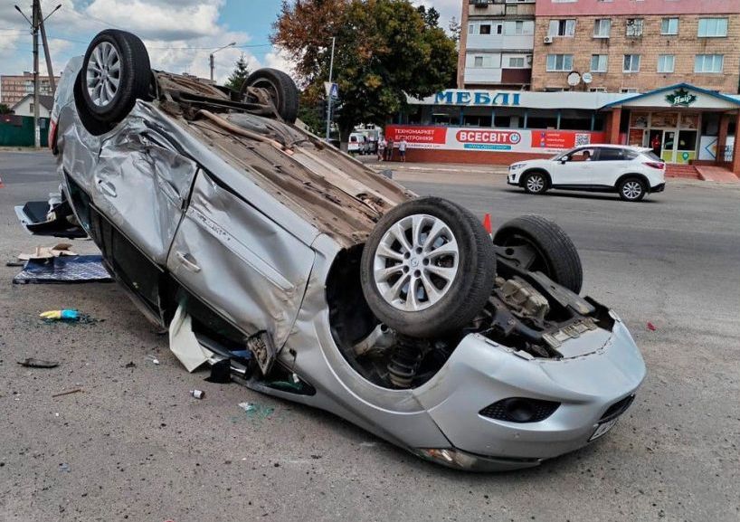 Машина перевернулась на крышу после ДТП в Лозовой