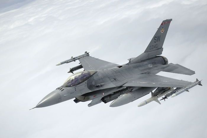 Самолет F-16