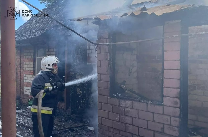 Рятувальник гасить пожежу