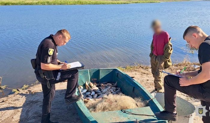 Поліція спіймала браконьєра у якого багато риби у лодці