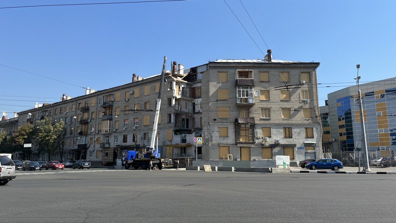 Дом напротив автовокзала в Харькове, разрушенный российской авиабомбой