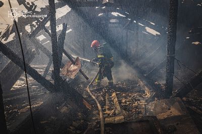 Работник ГСЧС на месте пожара в Харькове