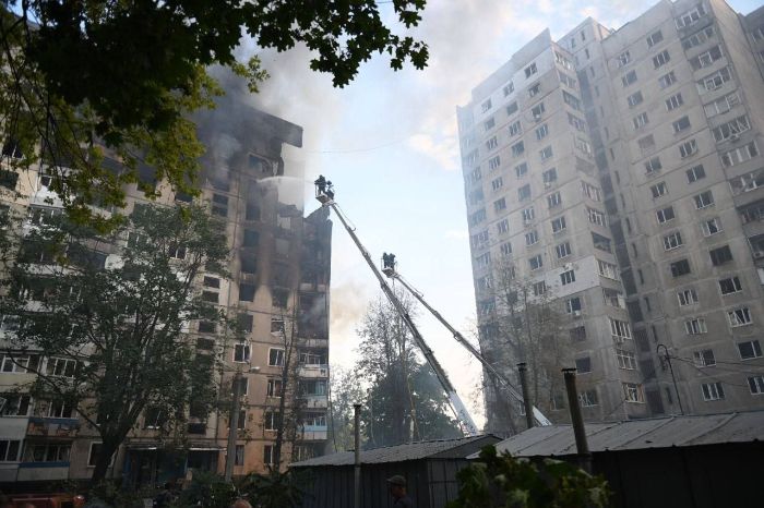 Пошкоджений обстрілом будинок