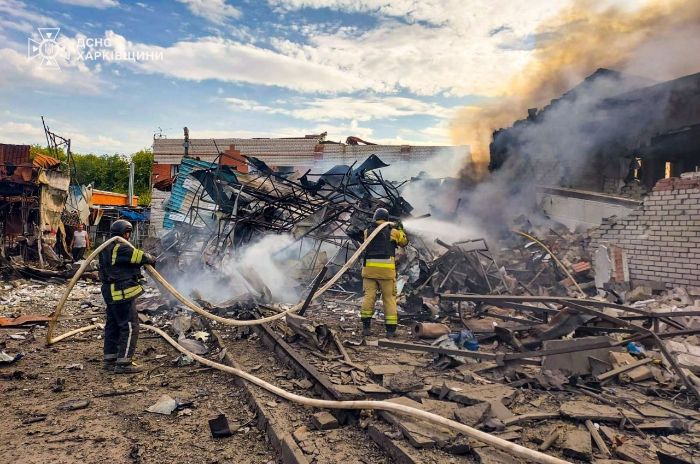 Рятувальники працюють після прильоту у Куп'янську