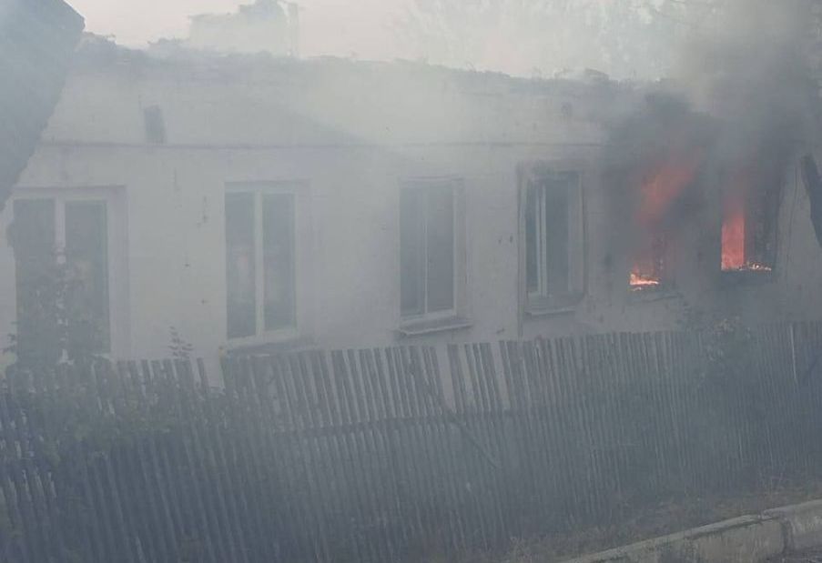 палаючий будинок після обстрілу