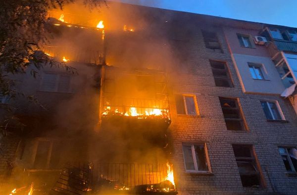 Палаючий будинок у Куп'янську після обстрілу