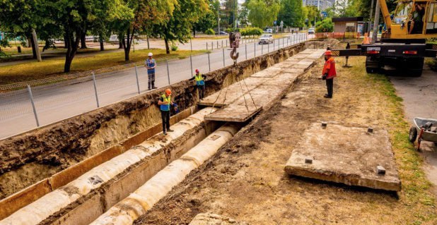 Працівники укладають труби