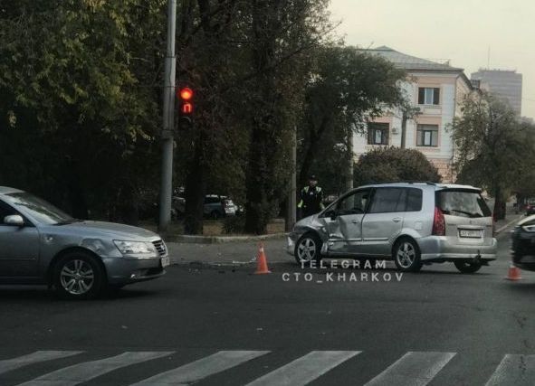 Потрійна ДТП в Харкові: одна з машин вилетіла на тротуар (фото, відео)