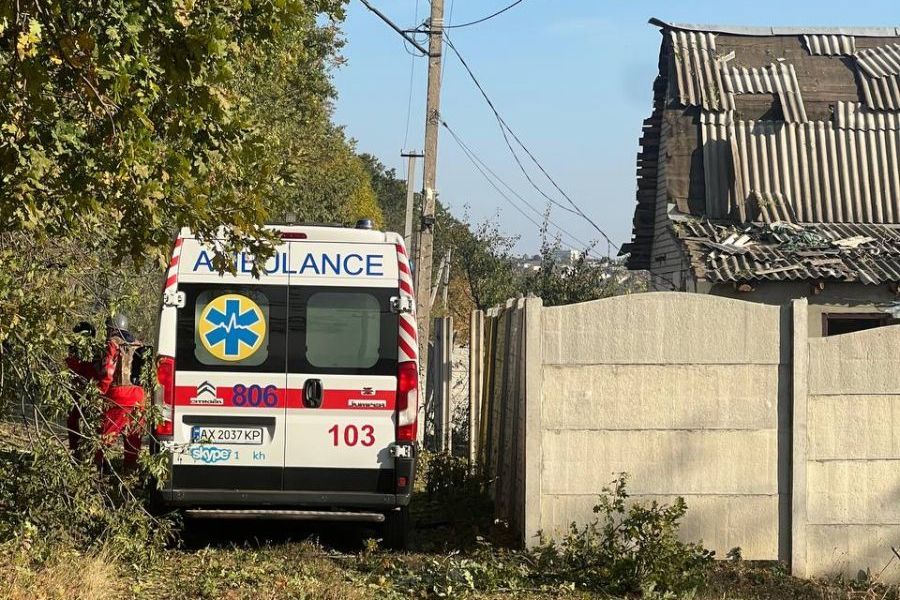 Швидка допомога та пошкоджений будинок