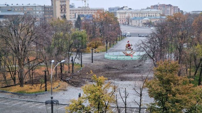 Место прилета на площади Свободы в Харькове