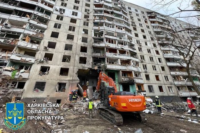 Поврежденный обстрелом жилой дом на Салтовке в Харькове