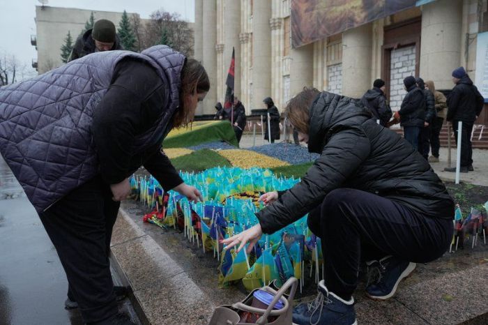 В центре Харькова установили 1500 флажков с именами погибших воинов (фото)