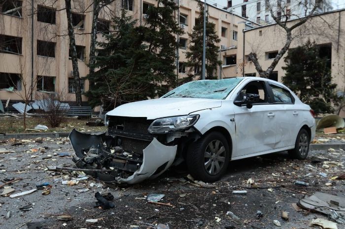 Пошкоджені будинок и авто