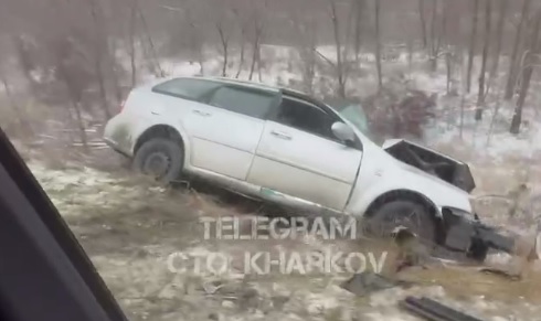 ДТП в Харківській області: зіткнулися 3 автівки, 1 з них вилетіла з дороги (відео)