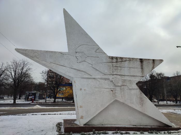 Пам'ятник на вулиці Харківських дивізій