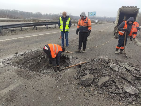 В пригороде Харькова была перекрыта трасса на Киев: причина - на дорогу упал «Шахед» (фото)