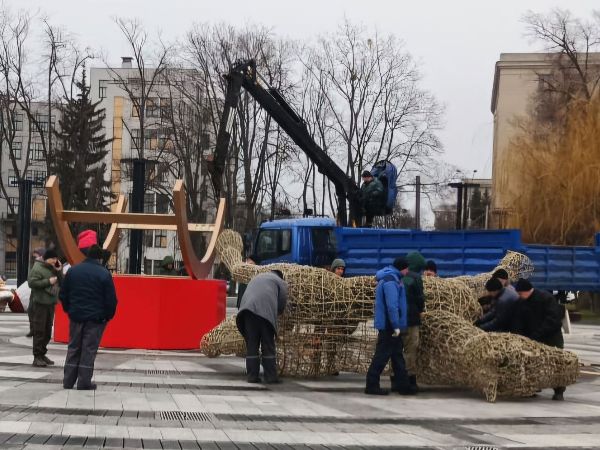 У Харкові прибирають новорічні декорації (фото)