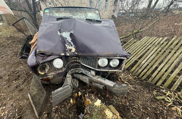 Водій врізався в дерево, кинув на місці аварії поранену пасажирку і втік (фото)