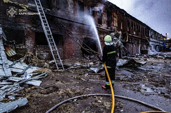 В Харькове потушили огромный пожар на предприятии, вызванный ударом «Шахеда» (фото)