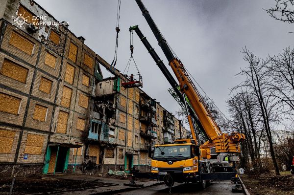 На Салтівці розбирають п'ятиповерхівку, у яку восени прилетів КАБ (фото)