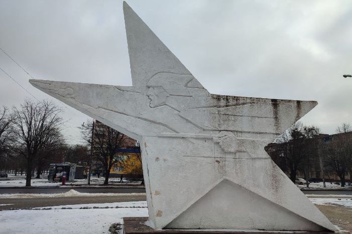 памятник в виде звезды на улице Харьковских дивизий