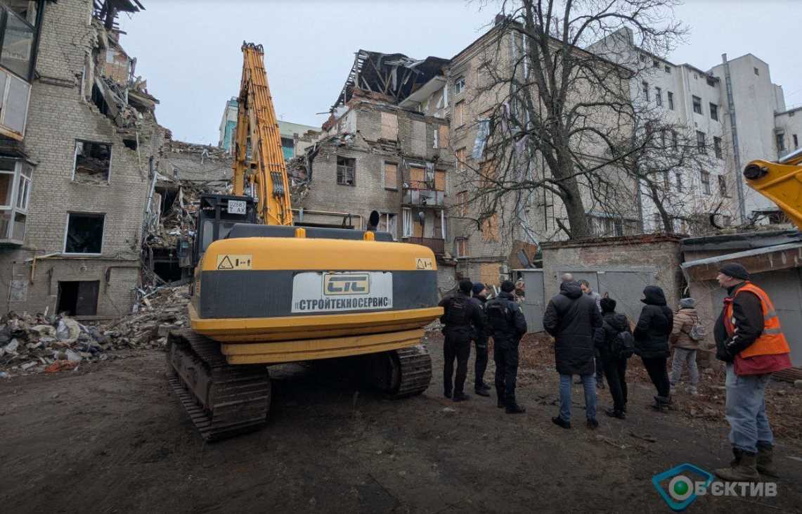 Жильцы поврежденного дома в центре Харькове не дали строителям разбирать завалы