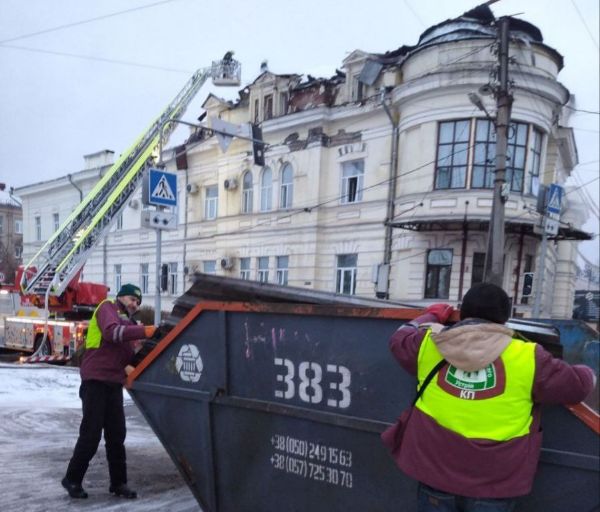 В Харькове убирают места прилетов "Шахедов" (фото)