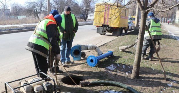 Коммунальщики устанавливают пожарные гидранты