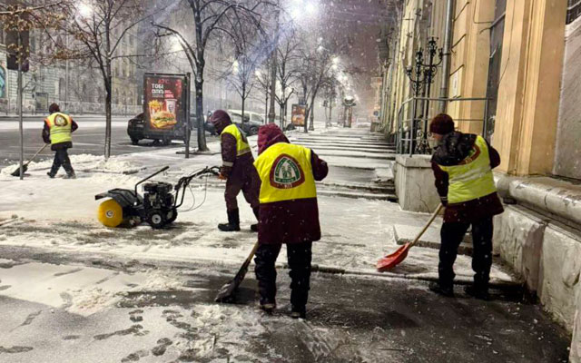 В Харькове 1500 коммунальщиков расчищают снег с улиц и тротуаров (фото)