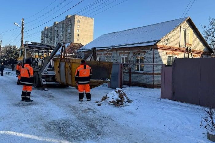 коммунальщики убирали территорию после атаки беспилотника