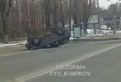 В Харькове джип снес столб и перевернулся на крышу (видео)