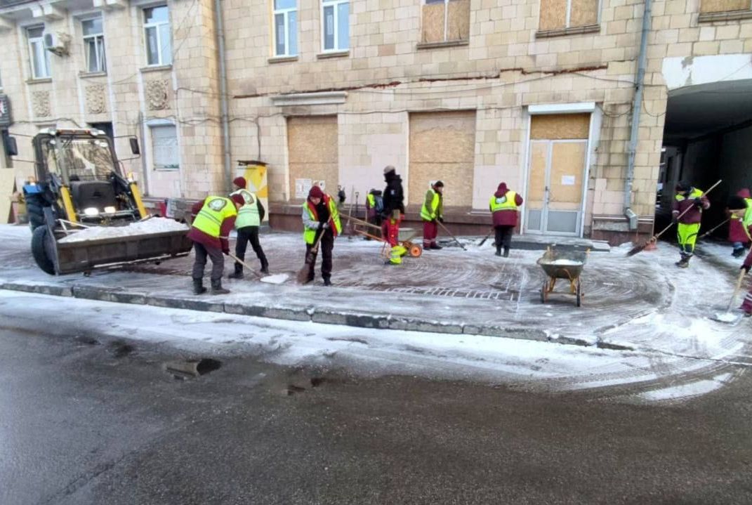 Уборка территории на месте падения беспилотника