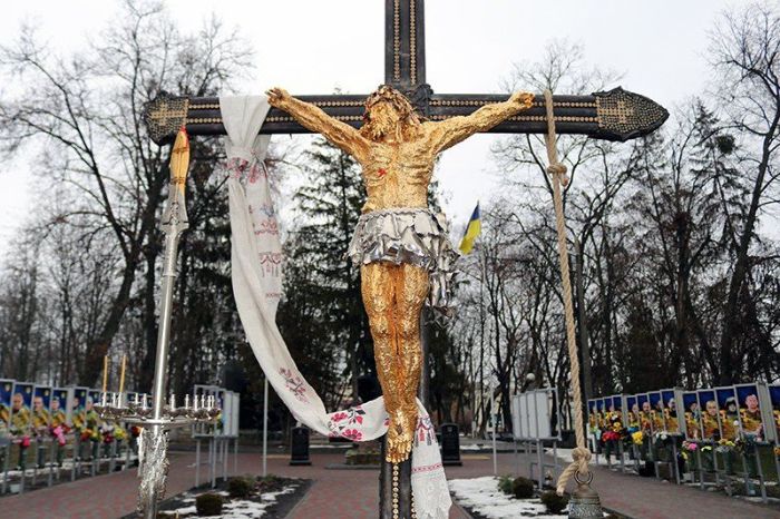 В Харьковской области из обломков снарядов создали статую Христа (фото)