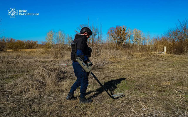 Сапери ДСНС очищають територію Ізюмщини від мін (фото, відео)