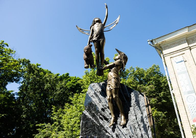 Пам'ятник загиблим дітям у Харкові