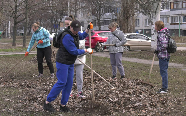 В Харькове на субботнике убирали парки и скверы (фото)