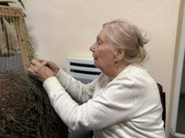 Жінка плете сітку